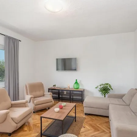 Pet Friendly Apartment In Malinska Apartamento *