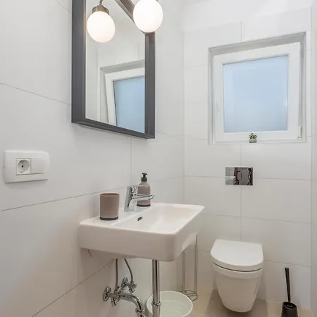 Pet Friendly Apartment In Malinska Apartamento *
