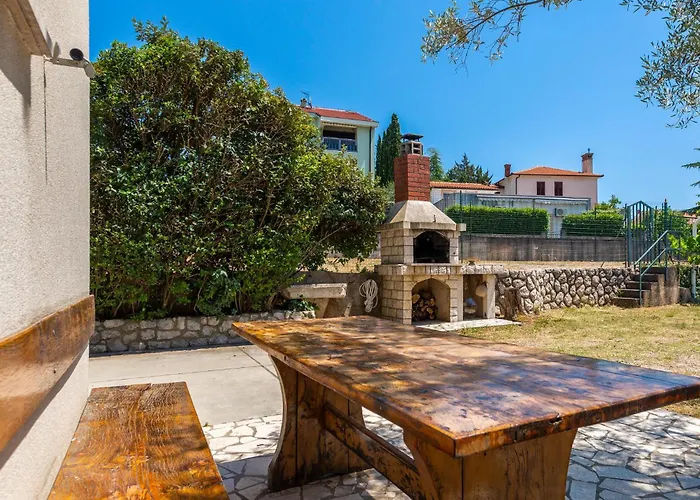 Pet Friendly Apartment In Malinska