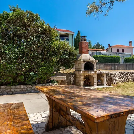 Pet Friendly Apartment In Malinska